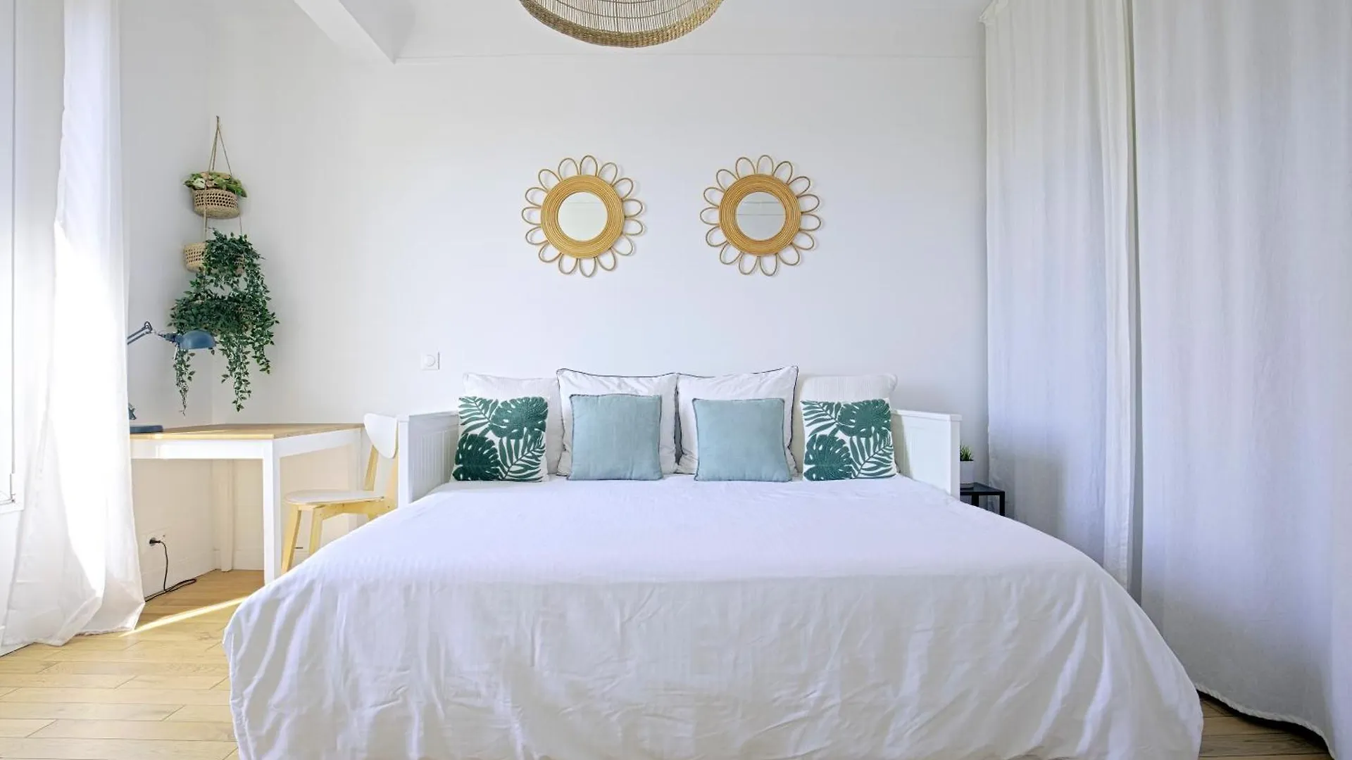 Top Floor Studio Near Montmartre location